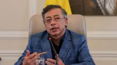 Gustavo Petro, vestido con chaqueta azul y camisa negra, sentado durante su consejo de ministros del 16 de febrero.