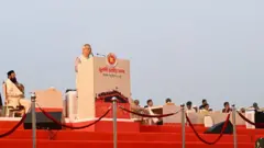 জুলাই সনদে স্বাক্ষর অনুষ্ঠানে বক্তব্য দিচ্ছেন বাংলাদেশের অন্তর্বর্তী সরকারের প্রধান উপদেষ্টা মুহাম্মদ ইউনূস, তার পেছনে চেয়ারে বসে আছেন বিভিন্ন রাজনৈতিক দলের নেতারা 