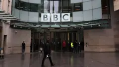 کارمندان بی‌بی‌سی در حال ورود به ساختمان مرکزی این رسانه در لندن