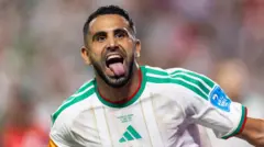 رياض محرز، لاعب منتخب الجزائر رقم 7، يحتفل بهدفه خلال مباراة المجموعة العاشرة من بطولة كأس العالم 2026 بين الجزائر والنمسا، والتي أقيمت في 27 يونيو/حزيران 2026 على ملعب كانساس سيتي في مدينة كانساس سيتي بولاية ميزوري. 