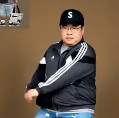 Jovens de 40 anos são alvo de zombaria da geração Z na Coreia do Sul 3 Imagem gerada por IA de um homem vestindo um agasalho esportivo preto