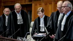 Joan Donoghue ari kumwe n'abandi bacamanza muri sentare mpuzamakungu y'ubutungane