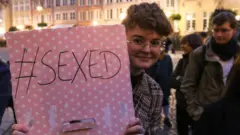 Pengunjuk rasa memegang tanda bertuliskan '# Sexed' selama demonstrasi menentang RUU yang akan mengkriminalisasi pendidikan seks terlihat di Gdansk, Polandia pada 17 Oktober 2019.