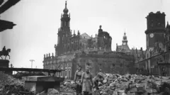 Mujeres caminan entre los escombros en Dresde.