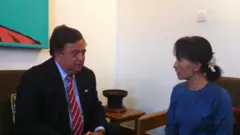 နယူးမက္ကဆီကိုပြည်နယ်အုပ်ချုပ်ရေးမှူးအနေနဲ့ ဒေါ်ဆောင်ဆန်းစုကြည်ကို ၂၀၁၂ ခုနှစ်တုန်းက ရန်ကုန်မြို့မှာတွေ့ဆုံခဲ့တာဖြစ်ပါတယ် 