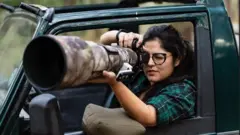 ਆਰਜ਼ੂ, ਸਫਾਰੀ ਗੱਡੀ ਦੇ ਅੰਦਰ ਕੈਮਰਾ ਲਏ ਬੈਠੇ ਹੋਏ