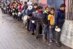 أطفال يصطفون لمحاولة الحصول على طعام في قطاع غزة