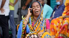 रेल दुर्घटनामा परेका व्यक्तिका आफन्त