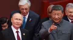 Си Цзиньпин менен Владимир Путиндин органдарды трансплантациялоо тууралуу сүйлөшүүсүнүн үзүндүсү эки лидер Тяньаньмэнь дарбазасына баратканда кокустан эфирге жарыяланып кеткен