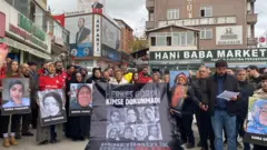 Dilovası yangınında yaşamını yitirenlerin aileleri ölen kadın ve çocukların posterleriyle kampanya yürütüyor - pankartta "herkes gördü kimse dokunmadı " yazıyor