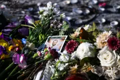 صورة لأليكس بريتي وسط وضع زهور على نصب تذكاري له في 25 يناير/ كانون الثاني 2026 في مينيابوليس في ولاية مينيسوتا