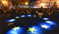 Gruzijci okupljeni na glavnom trgu na kom svetle boje Evropske unije