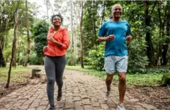 Um casal correndo em um parque