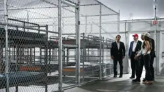 El presidente Donald Trump, el gobernador de Florida, Ron DeSantis, y la secretaria del Departamento de Seguridad Nacional, Kristi Noem.