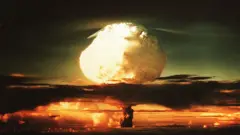Las pruebas nucleares sobre la superficie terrestre en la década de 1950 cambiaron la composición de la atmósfera.