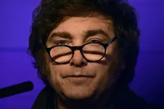 Milei com olhar sério; foto é bastante aproximada de seu rosto