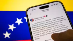 En esta ilustración fotográfica, un teléfono inteligente muestra una publicación de Truth Social del presidente estadounidense Donald Trump en la que afirma que el presidente venezolano Nicolás Maduro y su esposa Cilia Flores fueron capturados y sacados de Venezuela.