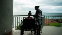 Bárbara y su madre, María, en la terraza del hospital