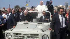 Papa defendeu imigrantes - em 2013, logo após assumir o Vaticano, ele foi à ilha italiana da Lampedusa, destino de milhares de imigrantes e refugiados vindos da África. 