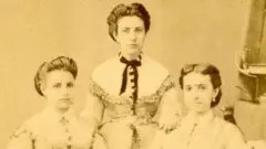 Eufrásia Teixeira Leite está de pie. Su hermana Francisca, a la derecha, y una prima a la izquierda.