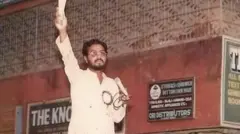 1996 இல் ரூர்கேலாவில் மாவட்ட அளவிலான தொண்டர்களிடம் உரையாற்றும் தர்மேந்திர பிரதான்.