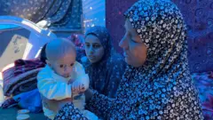 Mulheres segurando bebê