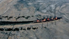 صورة لمجذفين على سطح بحر 