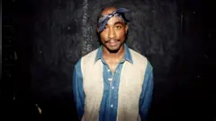 O rapper Tupac Shakur posa para fotos nos bastidores após uma apresentação no Regal Theater, em Chicago, em março de 1994