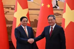 Thủ tướng Phạm Minh Chính (trái) và Thủ tướng Lý Cường