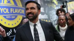 زهران ممداني يقف مبتسماً خلال فعالية انتخابية في نيويورك