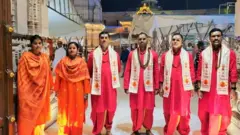 वाराणसी के काशी विश्वनाथ मंदिर परिसर में पुलिसकर्मी 