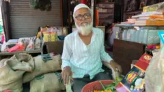 कानिफनाथ मंदिराच्या पायथ्यापाशीच जान मोहम्मद पटेल याचं पूजेच्या साहित्याचं दुकान आहे