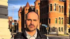 Eduardo Bolsonaro em frente a prédios nos EUA, falando para a câmera