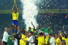 Cafu ergue o troféu de campeão da Copa do Mundo de 2002, em Yokohama, no Japão