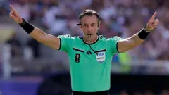Raphael Claus durante partida entre Bósnia e EUA.