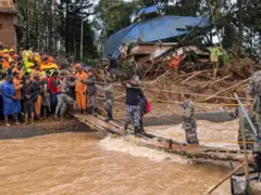 অস্থায়ী সেতু বানিয়ে উদ্ধার করা হচ্ছে আটকিয়ে পড়া মানুষকে