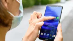 Wata mace tana danna wayarta 