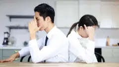 Hombre y mujer de espaldas