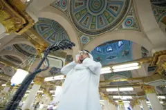 Wani daga cikin ladanan Masallacin Madina ke kiran sallah