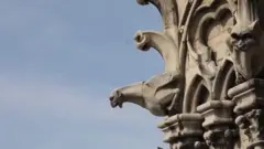 تماثيل الغرغول المشهورة في كاتدرائية نوتردام