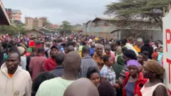 Ndi mmadu no ebe ụlọakwukwo a dara