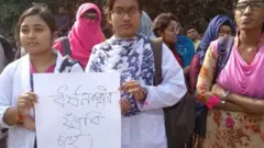 ধর্ষনের শাস্তি হিসেবে মৃত্যুদণ্ডের দাবিতে প্ল্যাকার্ড হাতে দাড়িয়ে ছিলেন অনেক শিক্ষার্থী।
