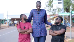 Awuche es casi dos pies más alta que el reportero de la BBC, Favor Nunoo.