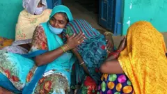 மகளை இழந்த அந்தத் தாயை, இறந்த பெண்ணின் அண்ணி ஆறுதல் சொல்லி தேற்றுகிறார்.