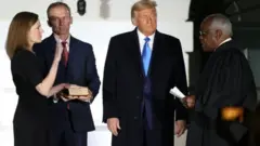 Amy Coney Barrett, eşi Jesse Barrett, ABD Başkanı Donald Trump ve ve Yüksek Mahkeme yargıçlarından Clarence Thomas