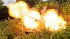 Igifaru cyo mu bwoko bwa howitzer 2S1 Gvozdika cy'abarwanyi bashyigikiye Uburusiya kirimo kurasa ibisasu byerekeza ku mujyi wa Sievierodonetsk