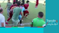 لاعبو نادي فارسكور يحملون مدربهم بعد تعرضه لأزمة قلبية