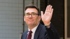Andy Burnham, înfățișat părăsind sediul Trades Union Congress, după ce a fost numit drept liderul Partidului Laburist și și-a ținut primul discurs vineri, la data de 17 iulie 2026.
