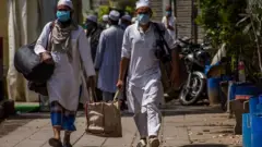 Jinsi mkutano wa kidini ulivyozua taharuki ya maambukizi ya virusi vya corona India.