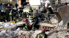 Italijanski spasioci izvlače nastradale iz ruševina u Draču, Albania, 27 November 2019